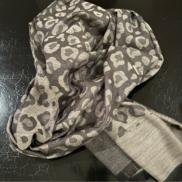 Animal Print Scarf Black Gray - Picture 4 of 5